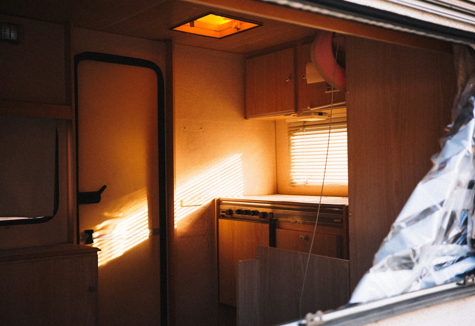 Ausgebauter Van: Bett, Küche und Holzschränke