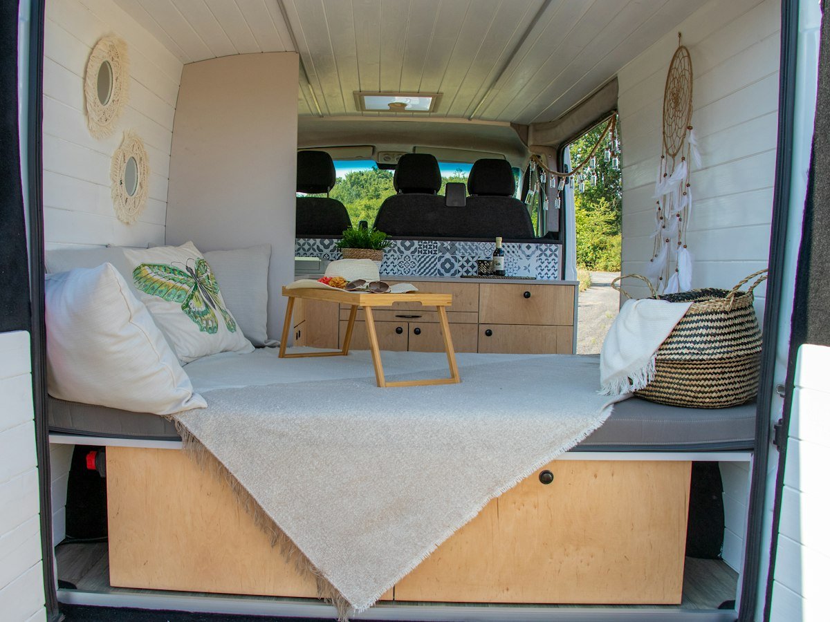 Cama con cofre y garaje